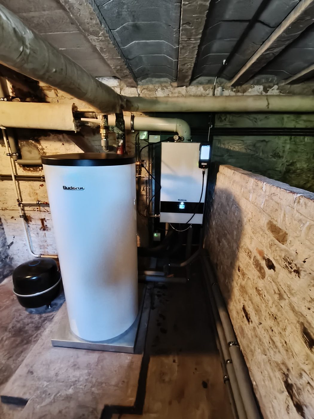 Chaudière murale Buderus et ballon eau chaude sanitaire en cave