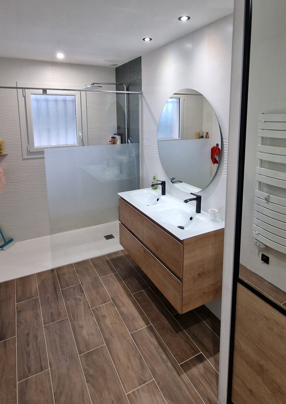 Salle de bain moderne avec douche à l'italienne et meuble double vasque