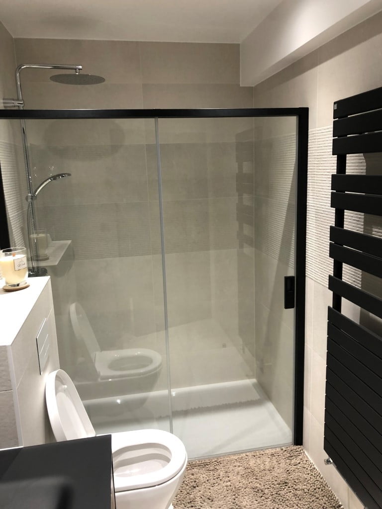 Douche à porte coulissante avec sèche-serviettes noir