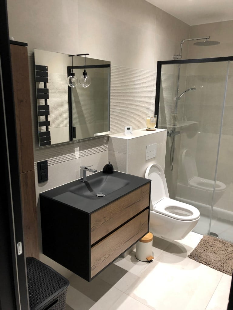 Salle de bain complète avec meuble suspendu et vasque noire
