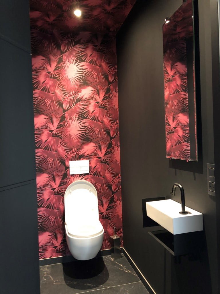 WC design avec papier peint tropical et lave-mains en pierre